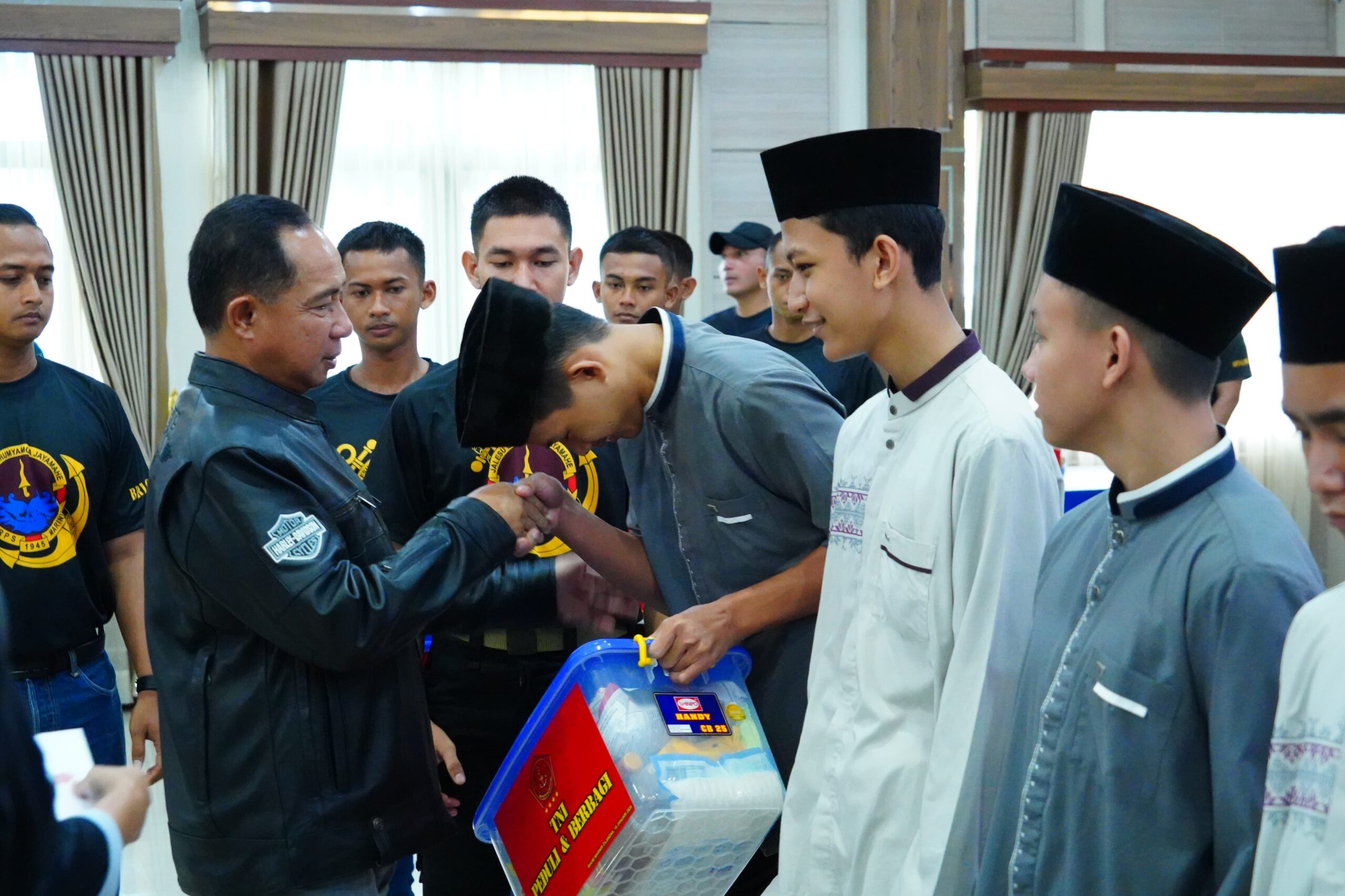 Panglima TNI Beri Bantuan Sosial kepada Anak Yatim Piatu, Pererat Kebersamaan di Bumi Marinir Cilandak