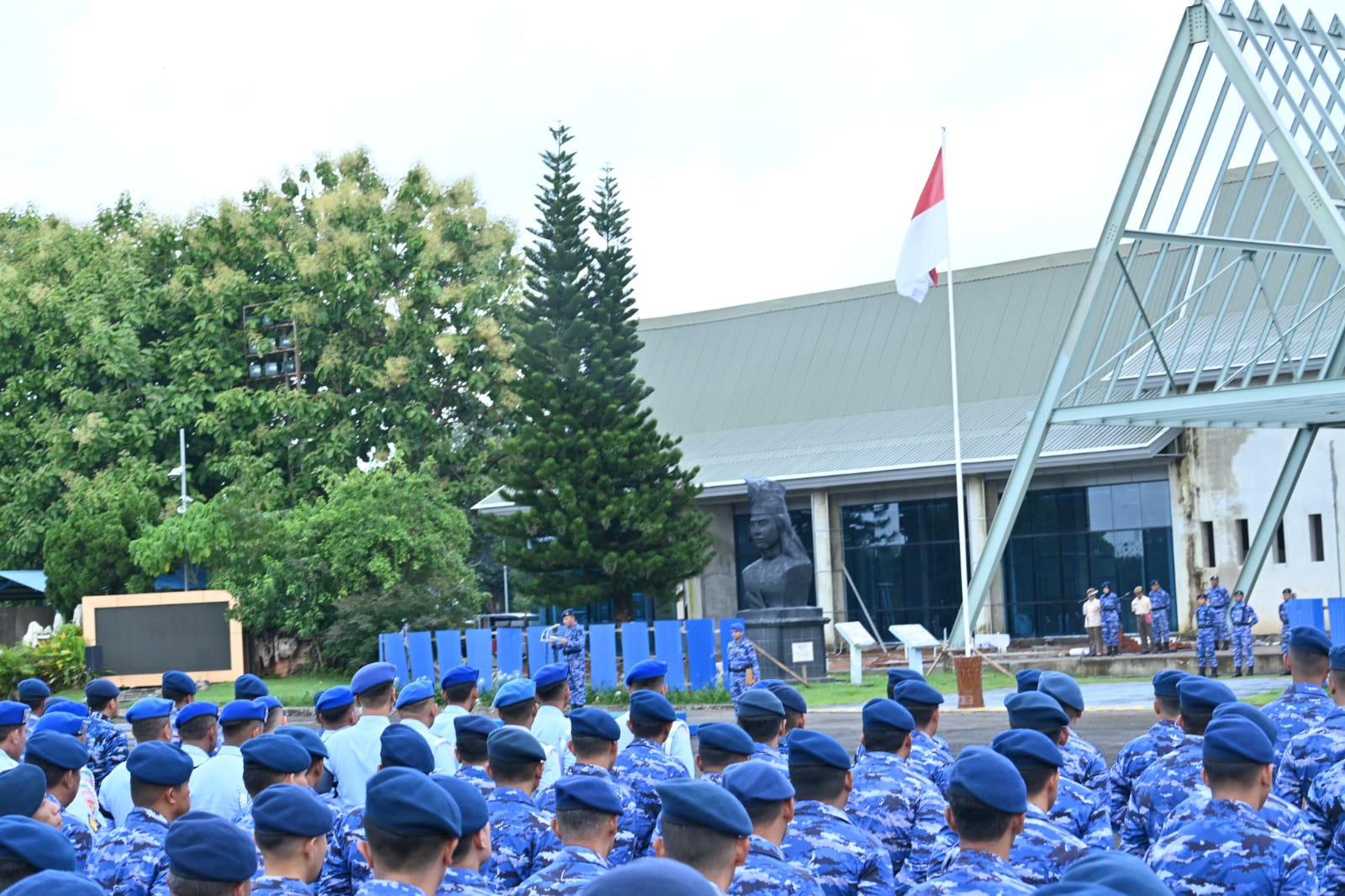 Danlanud Sultan Hasanuddin Pimpin Upacara 17-an, Perkuat Komitmen TNI dalam Menjaga Kepercayaan Masyarakat