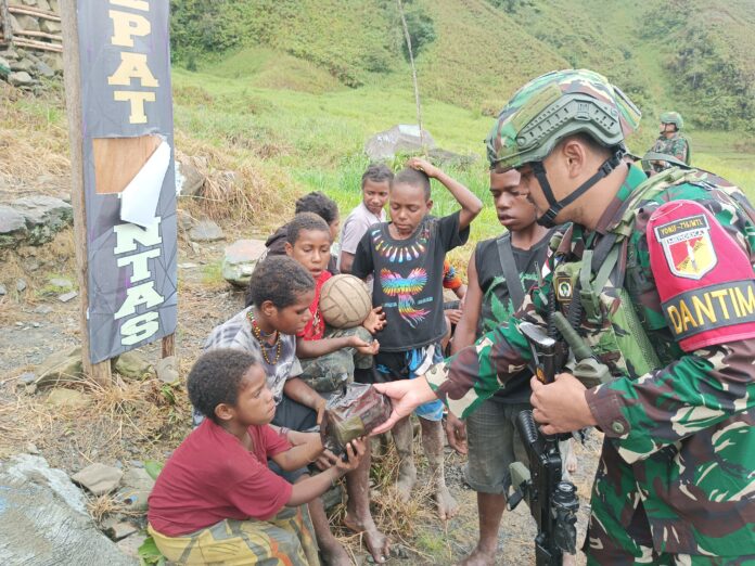 Berbagi Makanan untuk Masyarakat Puncak Jaya