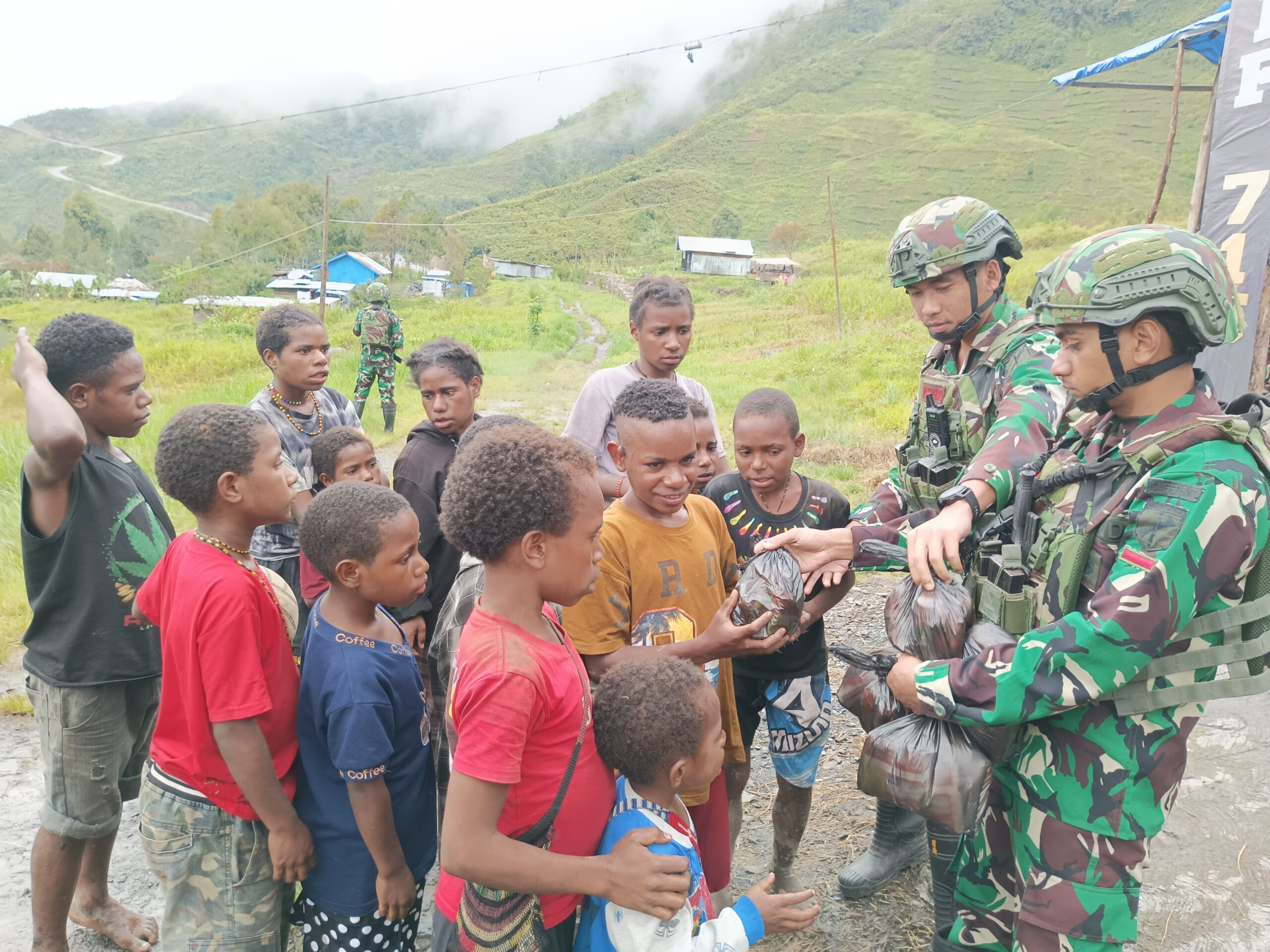 Berbagi Makanan untuk Masyarakat Puncak Jaya