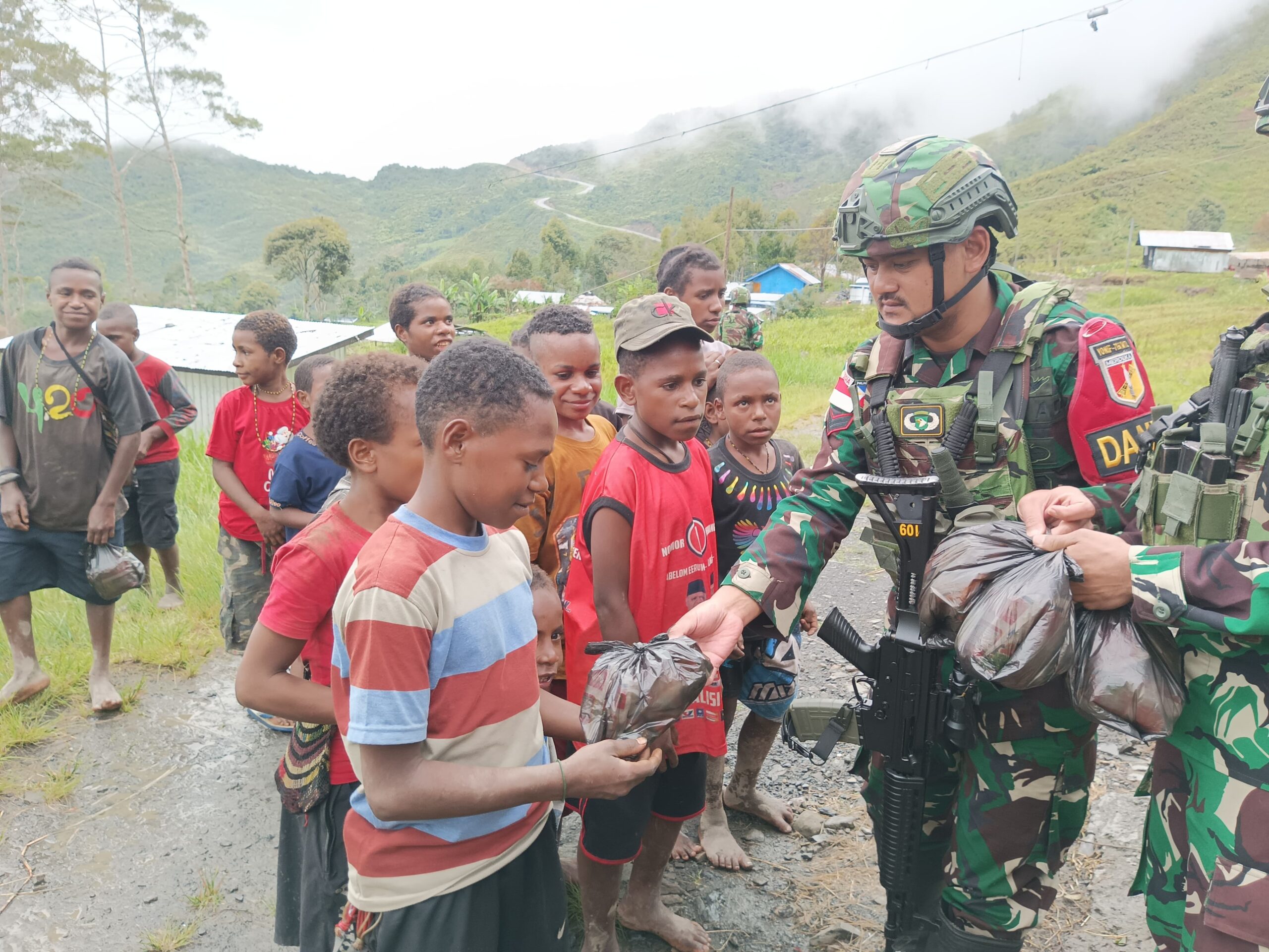 Berbagi Makanan untuk Masyarakat Puncak Jaya