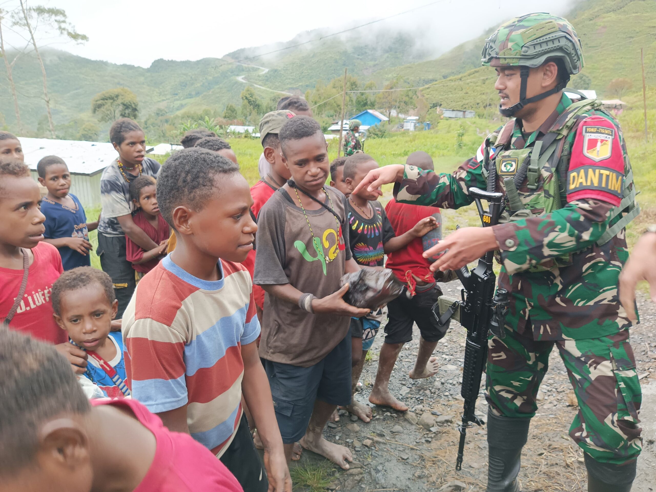 Berbagi Makanan untuk Masyarakat Puncak Jaya