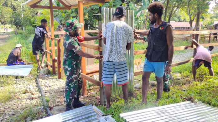 Menakjubkan Sinergi TNI dan Warga, Bangun Pagar Gereja di Kampung Soi