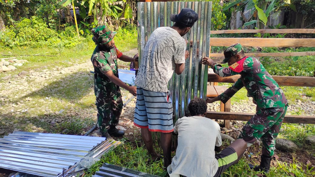 Menakjubkan Sinergi TNI dan Warga, Bangun Pagar Gereja di Kampung Soi