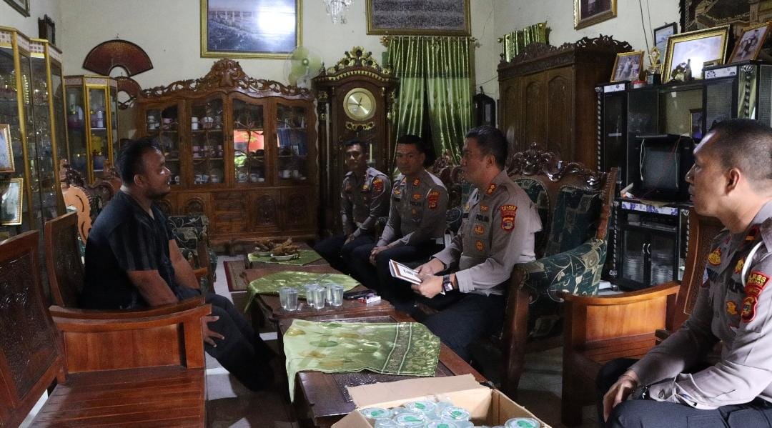 Polisi Peduli : Kapolda Lampung Beri Santunan Korban Laka Lantas Mobil Bermuataan Durian di Jalinsum Way Kanan