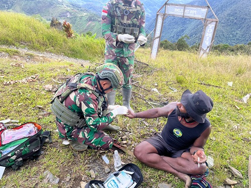 Respons Cepat Satgas Yonif 715/Mtl Selamatkan Warga di Puncak Jaya