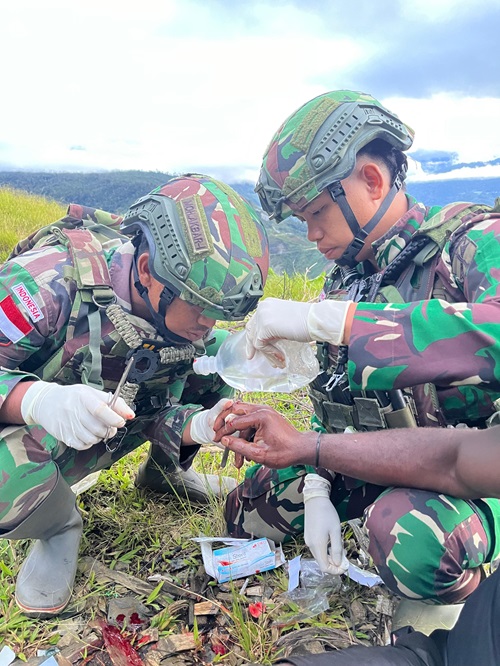 Respons Cepat Satgas Yonif 715/Mtl Selamatkan Warga di Puncak Jaya