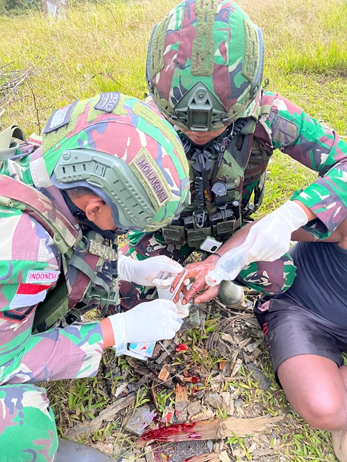 Respons Cepat Satgas Yonif 715/Mtl Selamatkan Warga di Puncak Jaya