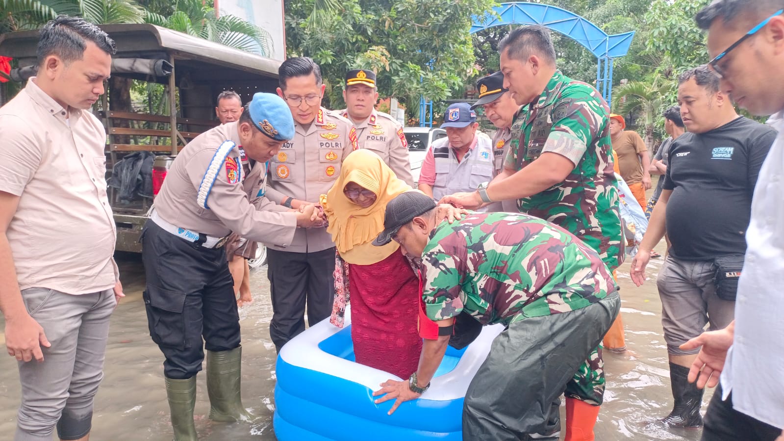 Tanggap Darurat! Kapolres dan Danramil Gerak Cepat Bantu Pengungsi