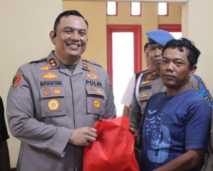 Sigap dan Tanggap, Kapolres Salurkan Bantuan bagi Korban Banjir