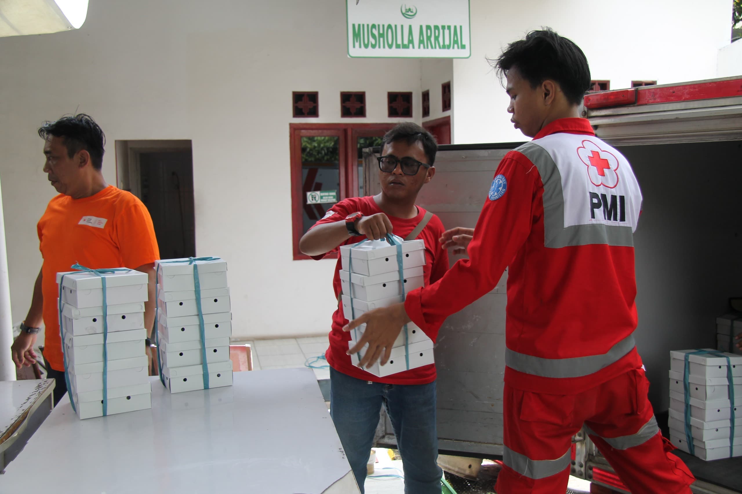 Respon Cepat PMI: Ribuan Makanan dan Logistik untuk Korban Banjir