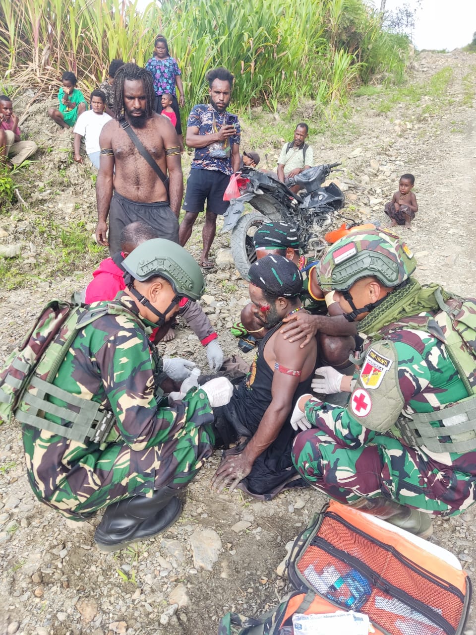 Aksi Respon Cepat Satgas Yonif 715/Mtl Selamatkan Korban Kecelakaan di Puncak Jaya