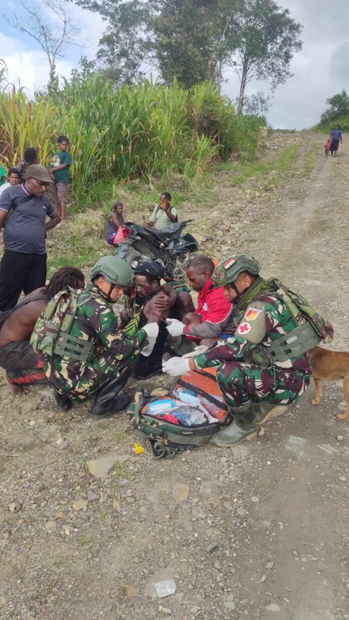 Aksi Respon Cepat Satgas Yonif 715/Mtl Selamatkan Korban Kecelakaan di Puncak Jaya