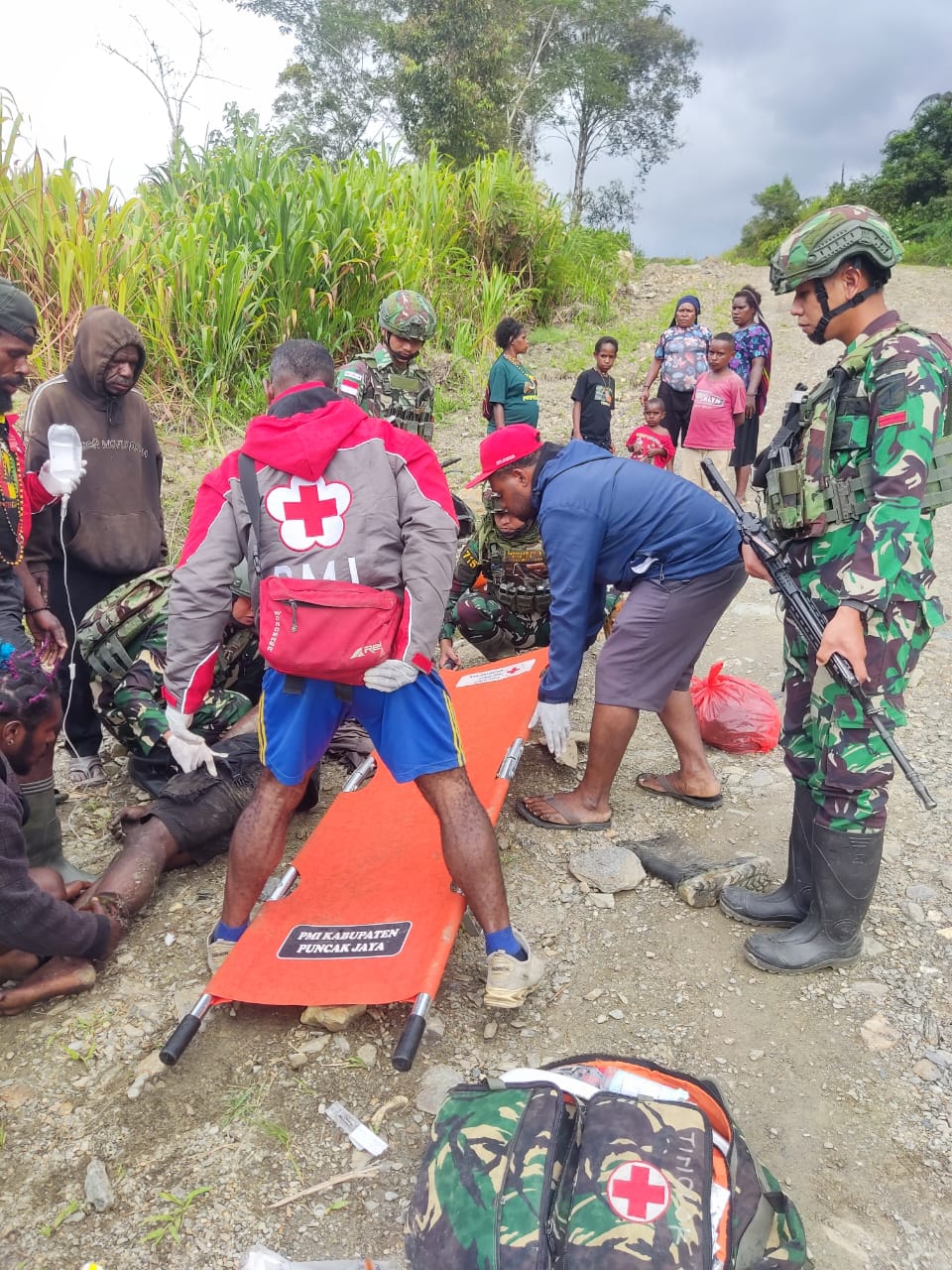 Aksi Respon Cepat Satgas Yonif 715/Mtl Selamatkan Korban Kecelakaan di Puncak Jaya