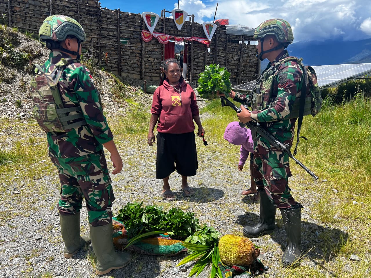 Satgas Yonif 715/Mtl Borong Habis Hasil Kebun Warga Puncak Jaya untuk Tingkatkan Kesejahteraan