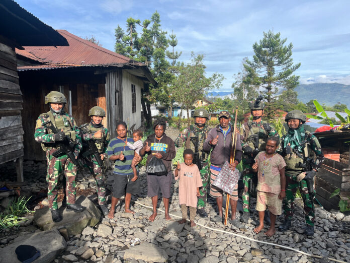 Satgas Yonif 112/DJ Hadirkan Kehangatan, Warga Kampung 55 Sambut dengan Antusias