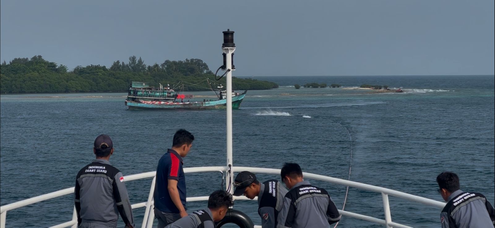 Respons Cepat KN Tanjung Datu-301 Selamatkan KM Damasha 7 di Pulau Tunda