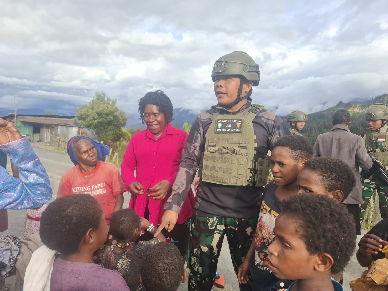 Hangatkan Hati Warga, Satgas Yonif 112/DJ Salurkan Bantuan di Puncak Jaya