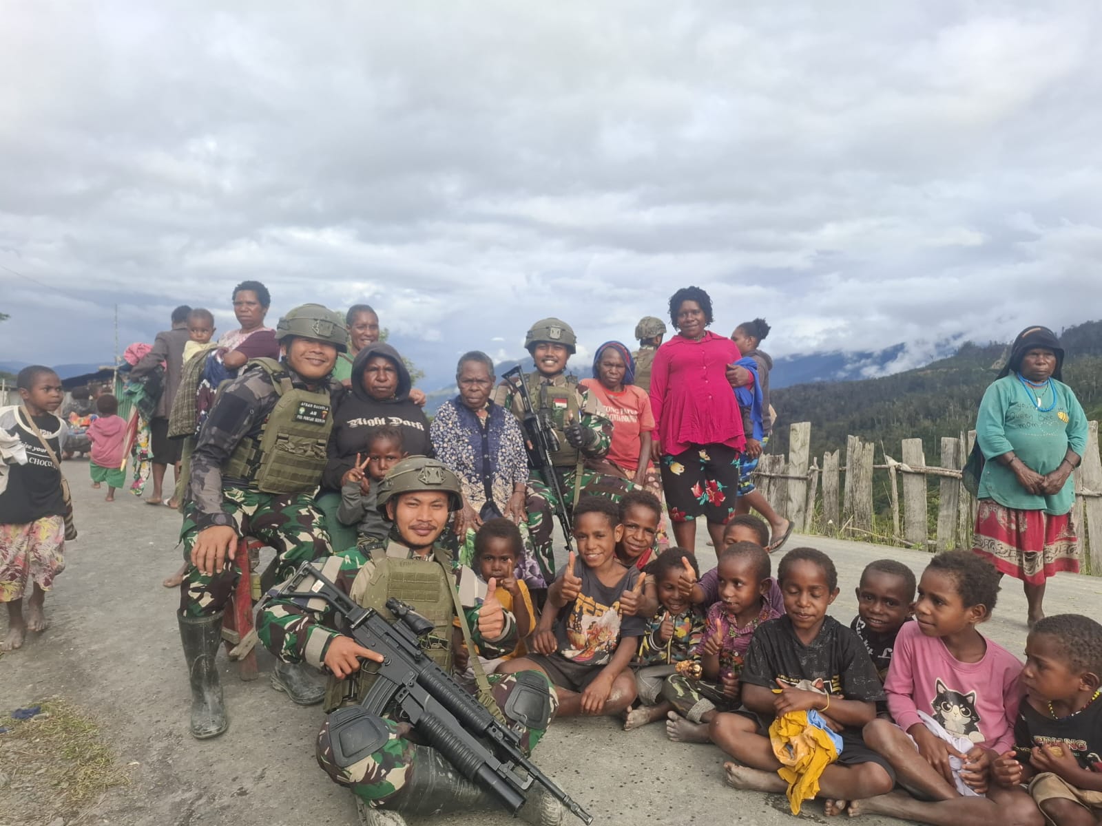 Hangatkan Hati Warga, Satgas Yonif 112/DJ Salurkan Bantuan di Puncak Jaya