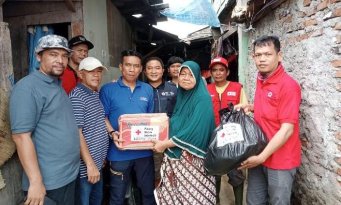 PMI dan Samudera Indonesia Salurkan Bantuan bagi Korban Banjir Semper Barat