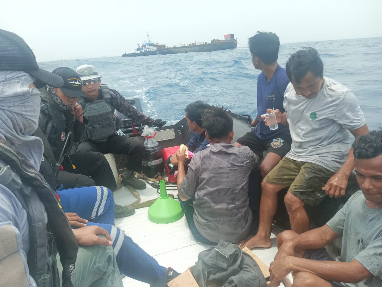 Bakamla RI Sukses Evakuasi Korban Kapal Tenggelam dan Tongkang Hanyut di Perairan Banten