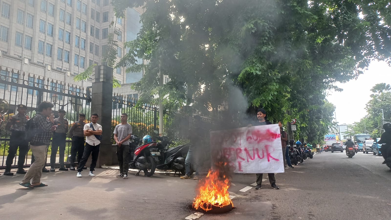Menanggapi Skandal Korupsi CSR Bank Indonesia: Ikan Busuk Dimulai dari Kepala, Bank Indonesia Busuk dari Pimpinan
