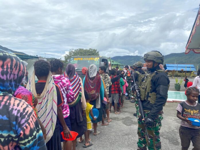 Satgas Yonif 112/DJ dan Kodim 1714/PJ Perkuat Bantuan bagi Pengungsi
