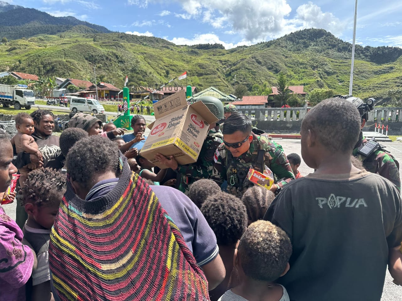 Logistik dan Senyum, Satgas Yonif 715/Mtl Bantu Anak-Anak Pengungsi