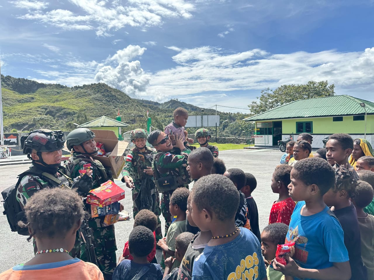 Logistik dan Senyum, Satgas Yonif 715/Mtl Bantu Anak-Anak Pengungsi