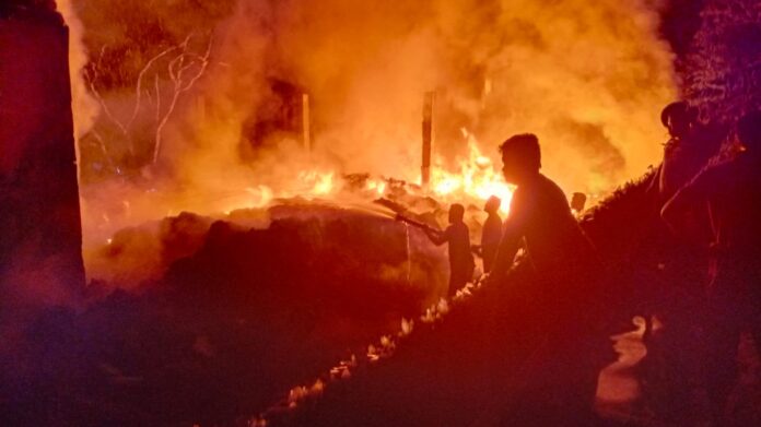 Aksi Cepat Polsek Way Tuba, Gudang Rongsok yang Terbakar Berhasil Dipadamkan