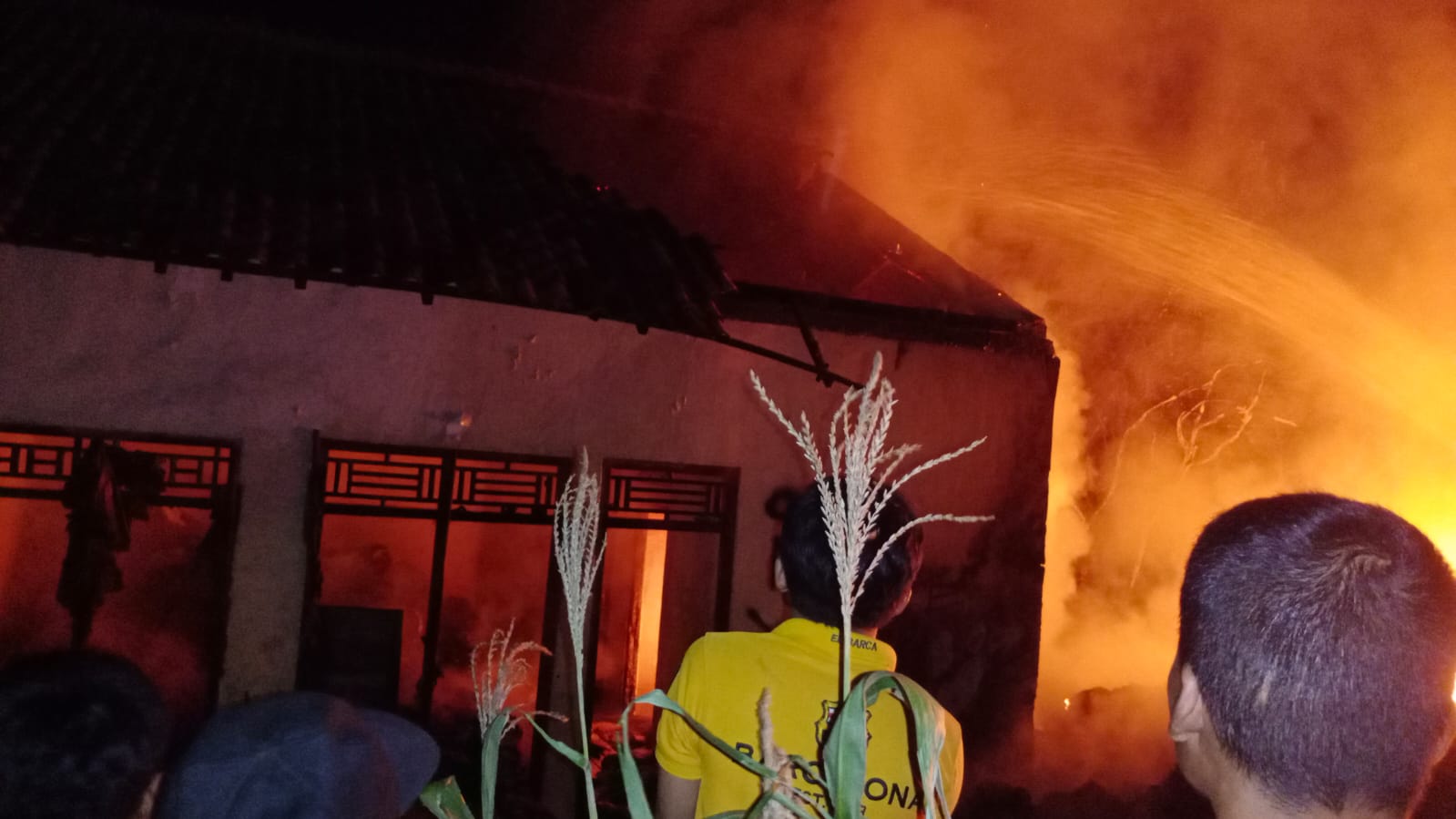 Aksi Cepat Polsek Way Tuba, Gudang Rongsok yang Terbakar Berhasil Dipadamkan