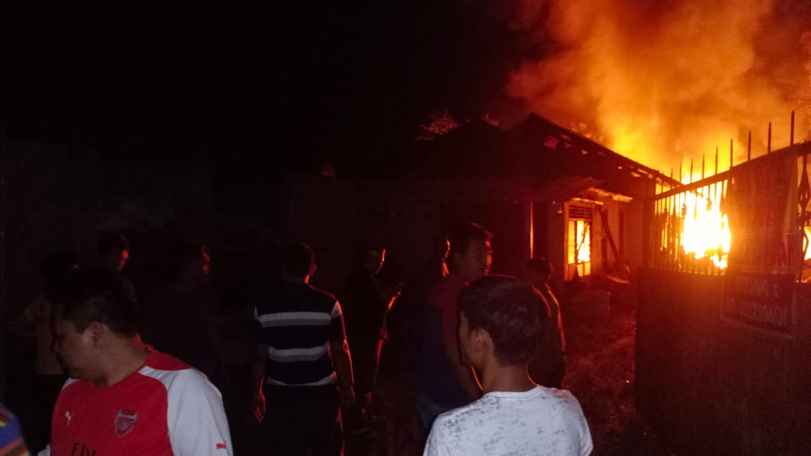 Aksi Cepat Polsek Way Tuba, Gudang Rongsok yang Terbakar Berhasil Dipadamkan