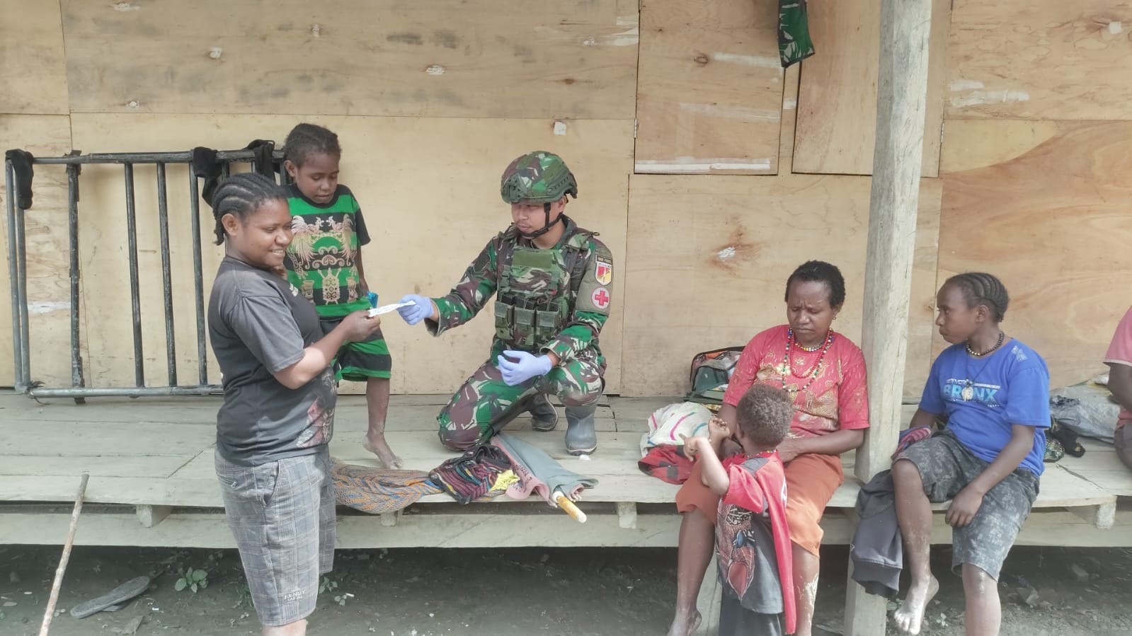 Kepedulian Satgas Yonif 715/Mtl, Layanan Kesehatan Gratis untuk Warga Terpencil