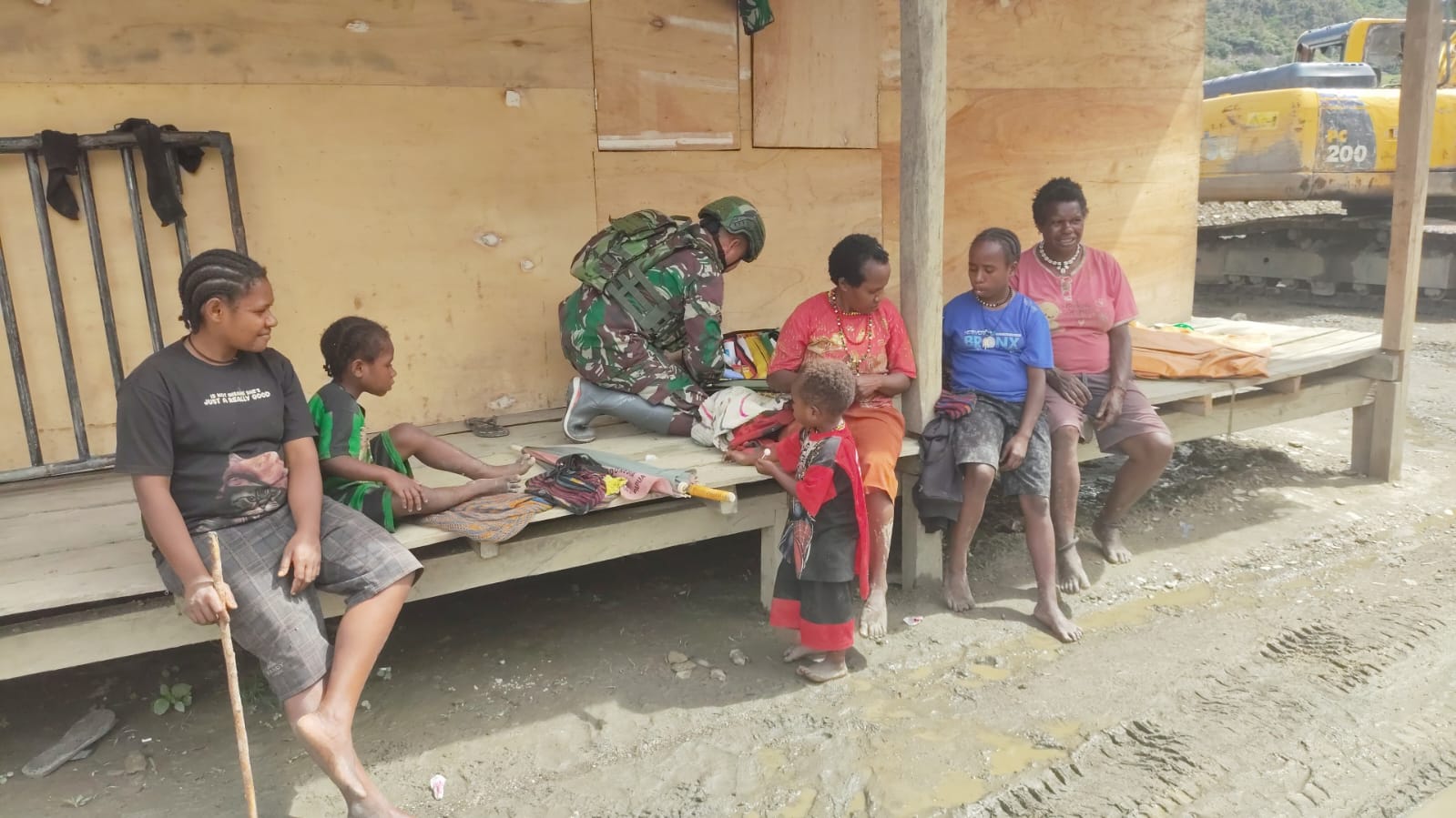 Kepedulian Satgas Yonif 715/Mtl, Layanan Kesehatan Gratis untuk Warga Terpencil