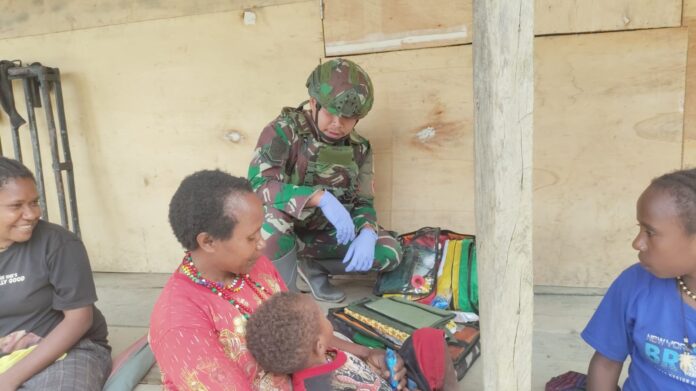 Kepedulian Satgas Yonif 715/Mtl, Layanan Kesehatan Gratis untuk Warga Terpencil