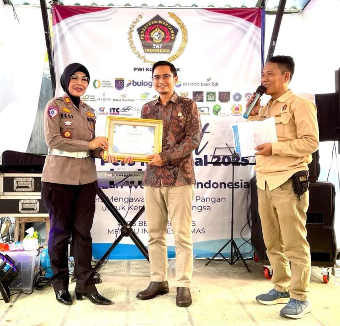 AKP Elly Padiansari Terima Piagam Penghargaan Penggerak Keselamatan Berlalulintas dari PWI Kota Depok Pada Acara HPN 2025