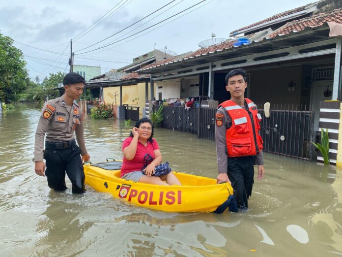 Polda Lampung Kawal Keamanan dan Keselamatan Warga di Tengah Banjir