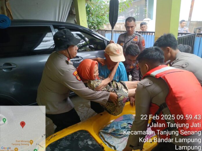 Samapta Polda Lampung Terjun Langsung Selamatkan Lansia dan Anak-anak dari Banjir