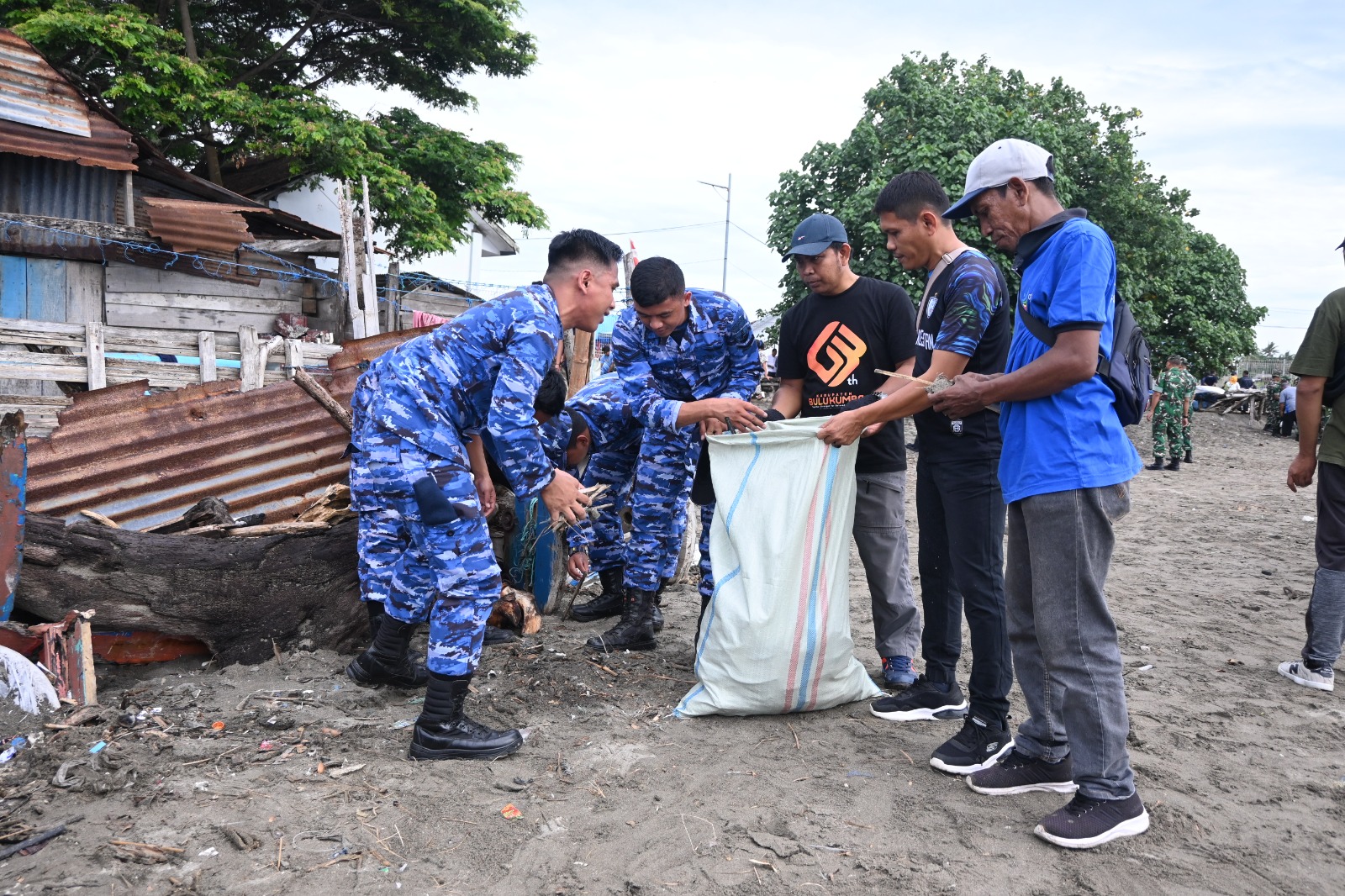 Sinergi TNI-Polri dan Masyarakat Wujudkan Pantai Bersih di HPSN 2025