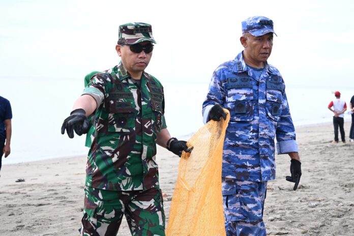Sinergi TNI-Polri dan Masyarakat Wujudkan Pantai Bersih di HPSN 2025