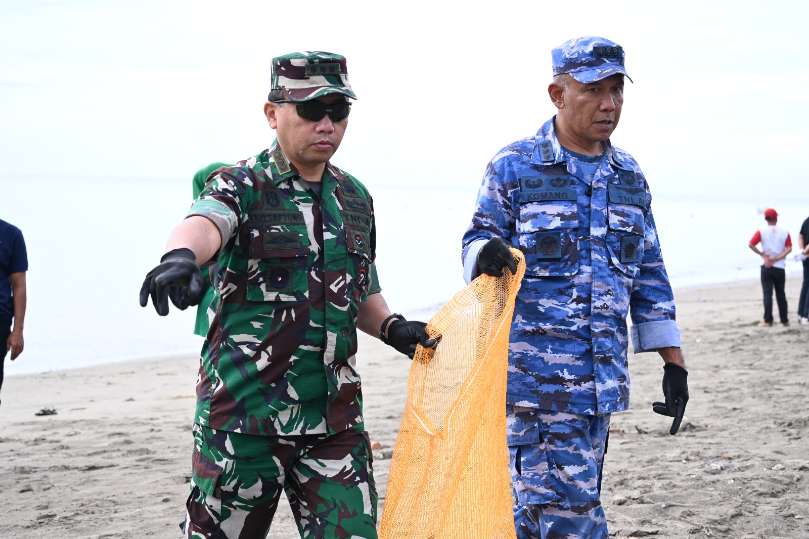 Sinergi TNI-Polri dan Masyarakat Wujudkan Pantai Bersih di HPSN 2025