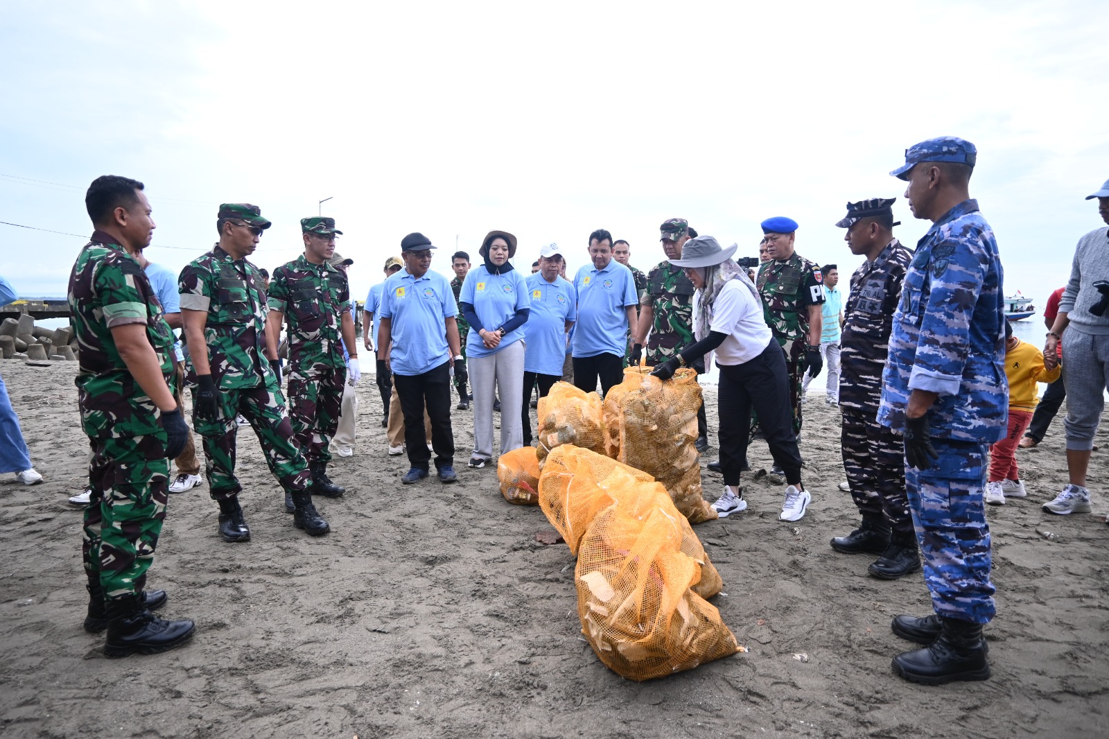 Sinergi TNI-Polri dan Masyarakat Wujudkan Pantai Bersih di HPSN 2025