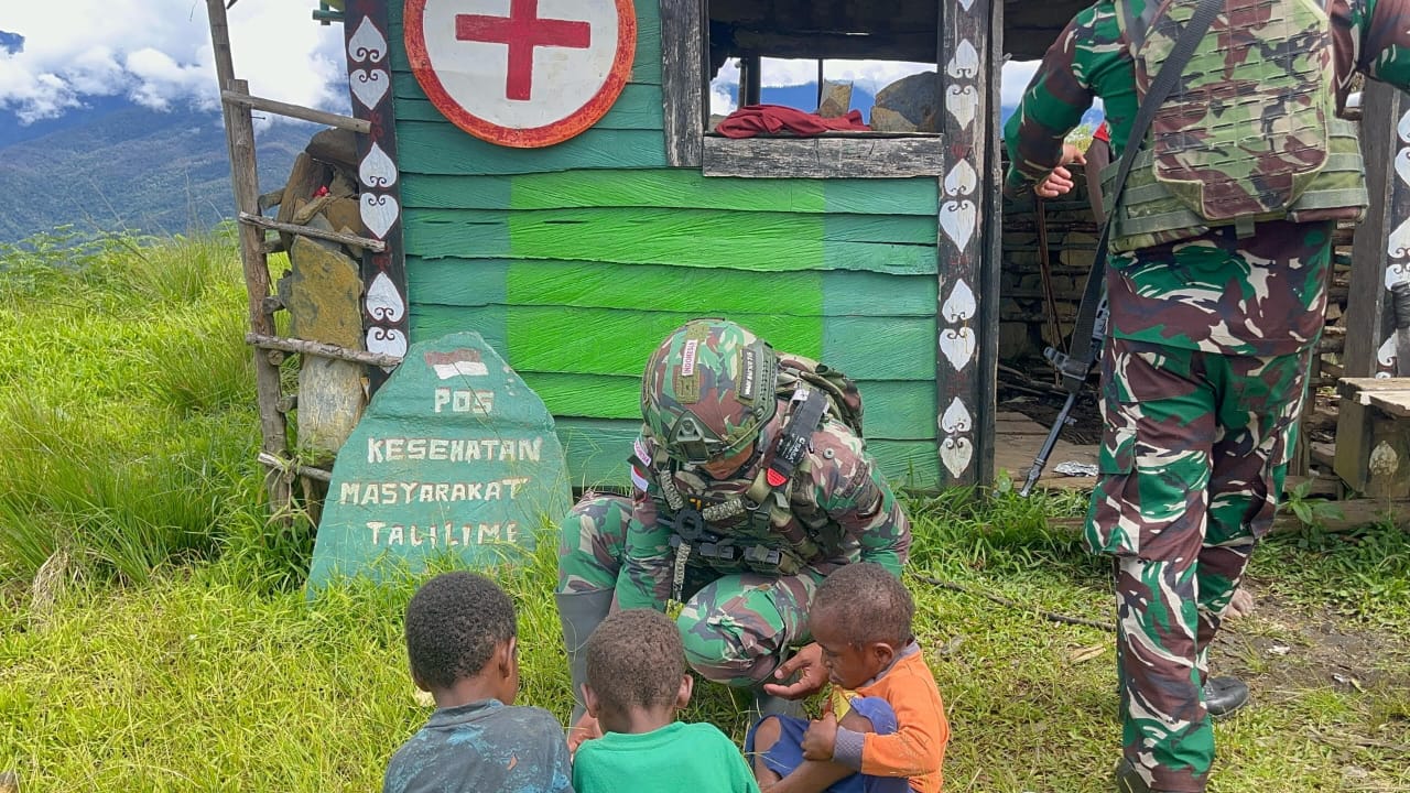 Kehangatan Satgas Yonif 715/Mtl dan Warga Talilime dalam Momen Berbagi