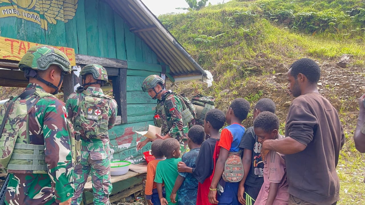 Kehangatan Satgas Yonif 715/Mtl dan Warga Talilime dalam Momen Berbagi