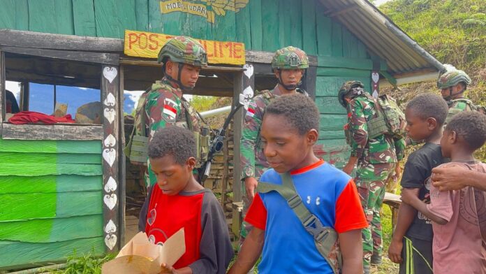 Kehangatan Satgas Yonif 715/Mtl dan Warga Talilime dalam Momen Berbagi