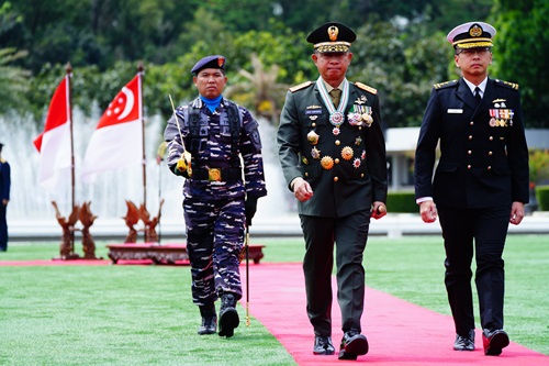 Tingkatkan Hubungan Pertahanan, Panglima TNI Sematkan Tanda Kehormatan Bintang Jalasena Utama ke Kasal Singapura