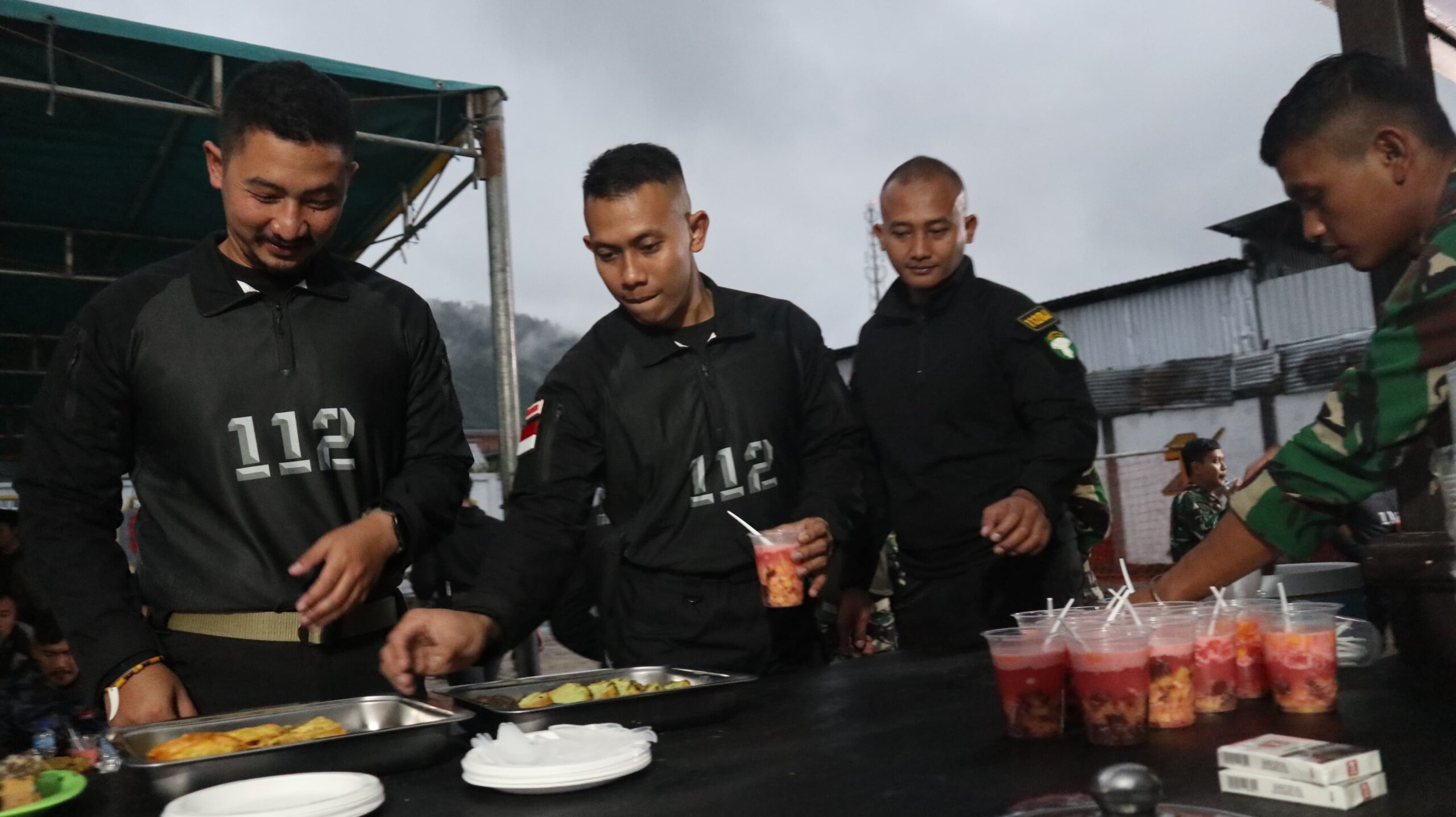 TNI AD Perkuat Persaudaraan, Satgas Yonif 112/DJ dan Yonif 715/Motuliato Teguh dan Bersatu