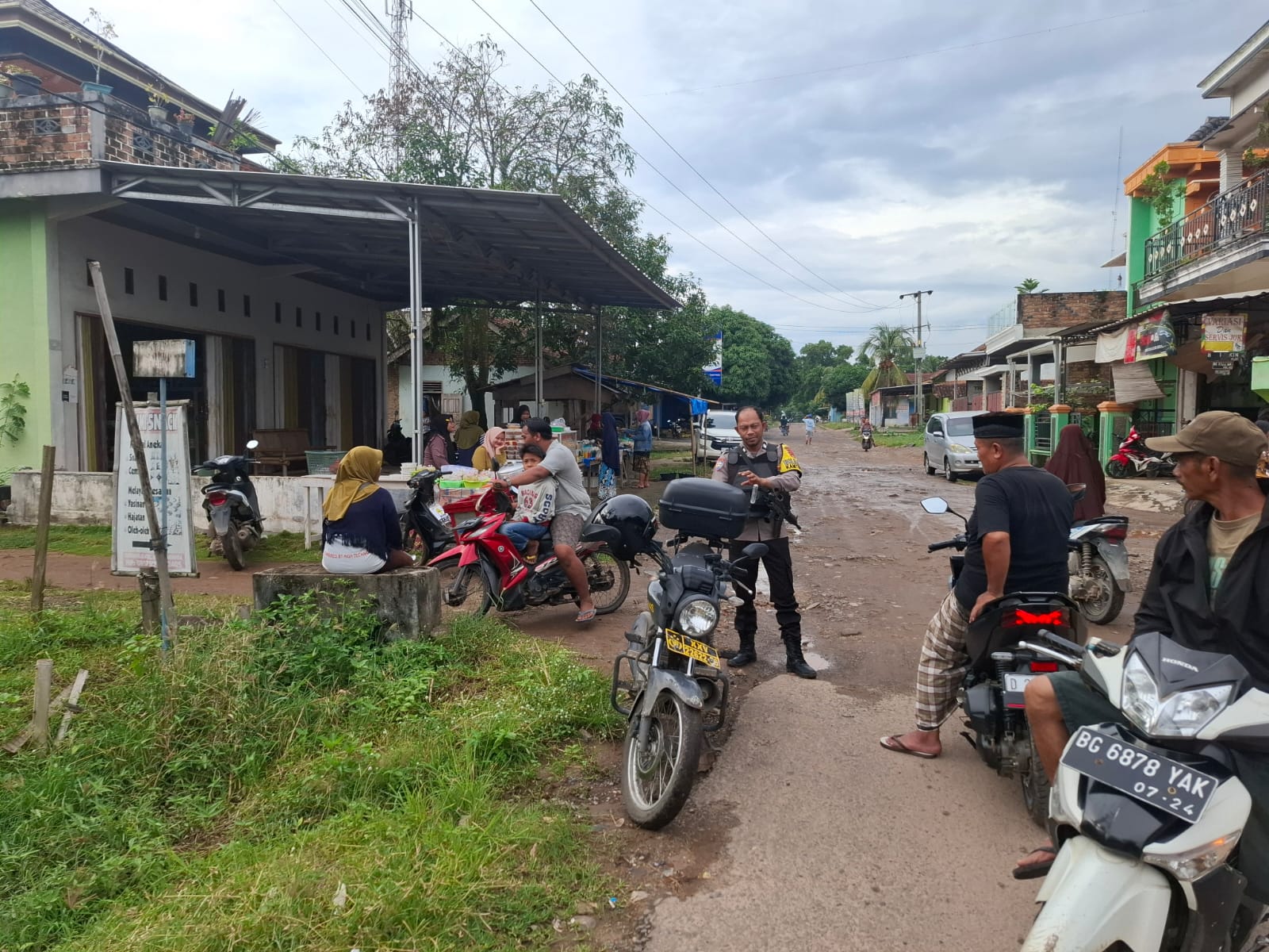 Hadir di Tengah Warga, Polsek Buay Bahuga Pastikan Keamanan Ramadhan