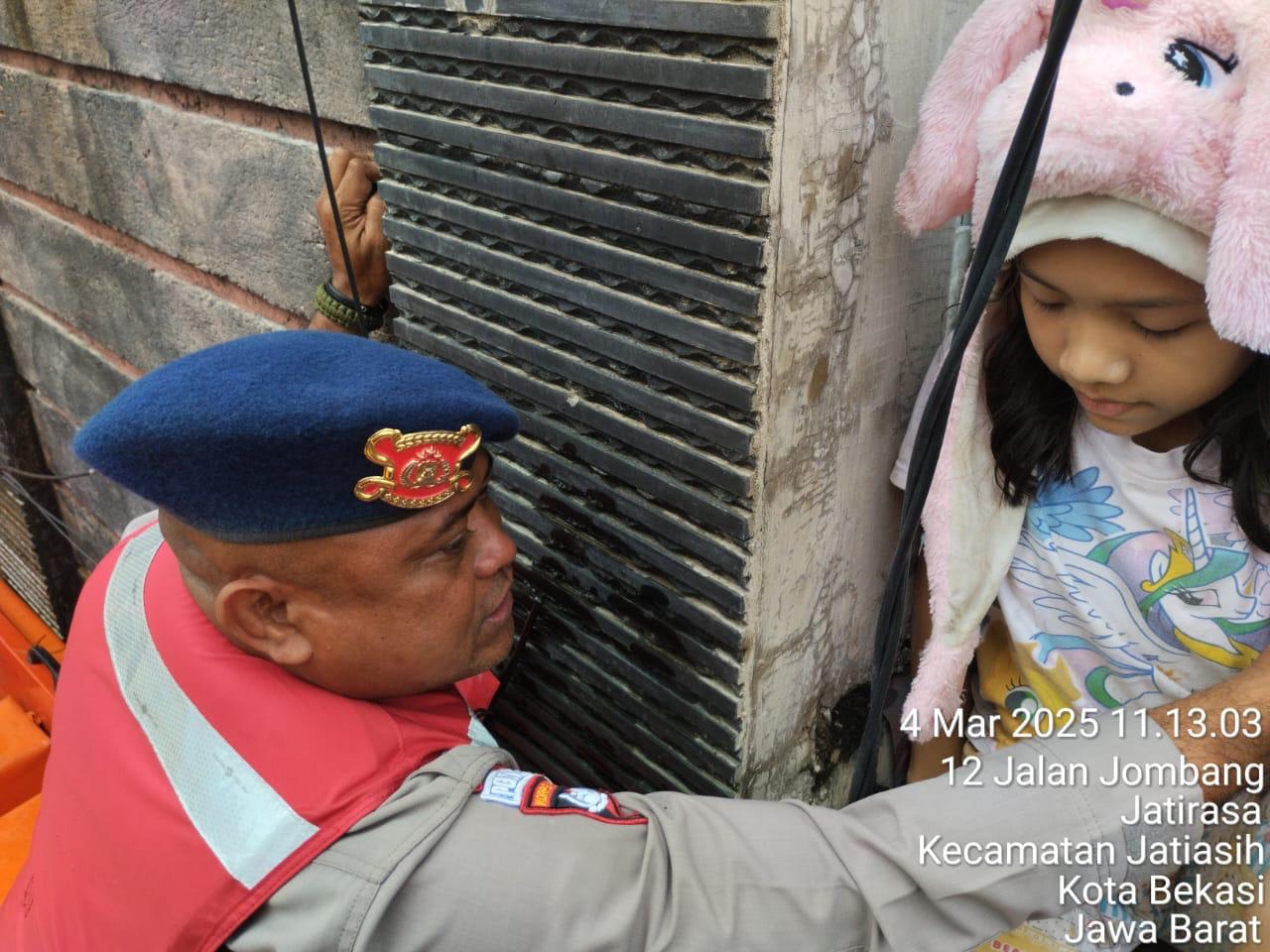 TNI, Brimob, dan Basarnas Bersatu Evakuasi Korban Banjir di Pondok Gede Permai