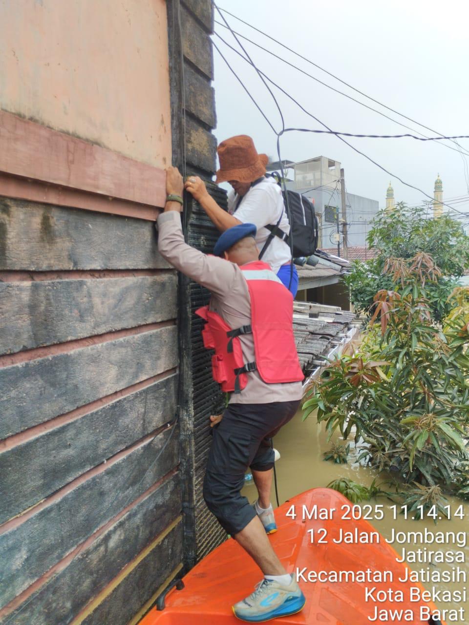 TNI, Brimob, dan Basarnas Bersatu Evakuasi Korban Banjir di Pondok Gede Permai